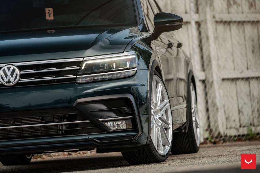 Детали экстерьера Volkswagen Tiguan R-Line on Vossen Wheels (CV10) 2019 года  (фото 20 из 36)